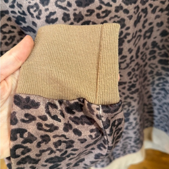 🐆 Leopard Print Pullover Long Sleeve Top, Size Large - Picture 5 of 13